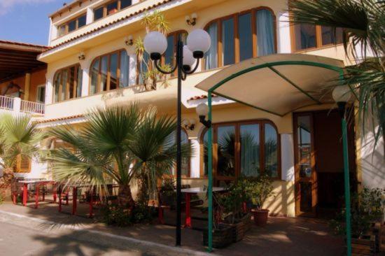 Hotel All'Antico Pozzo Барчеллона-Поццо-ди-Готто Экстерьер фото