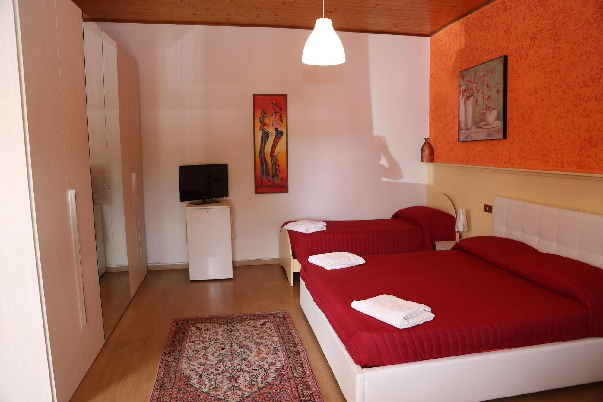 Hotel All'Antico Pozzo Барчеллона-Поццо-ди-Готто Экстерьер фото