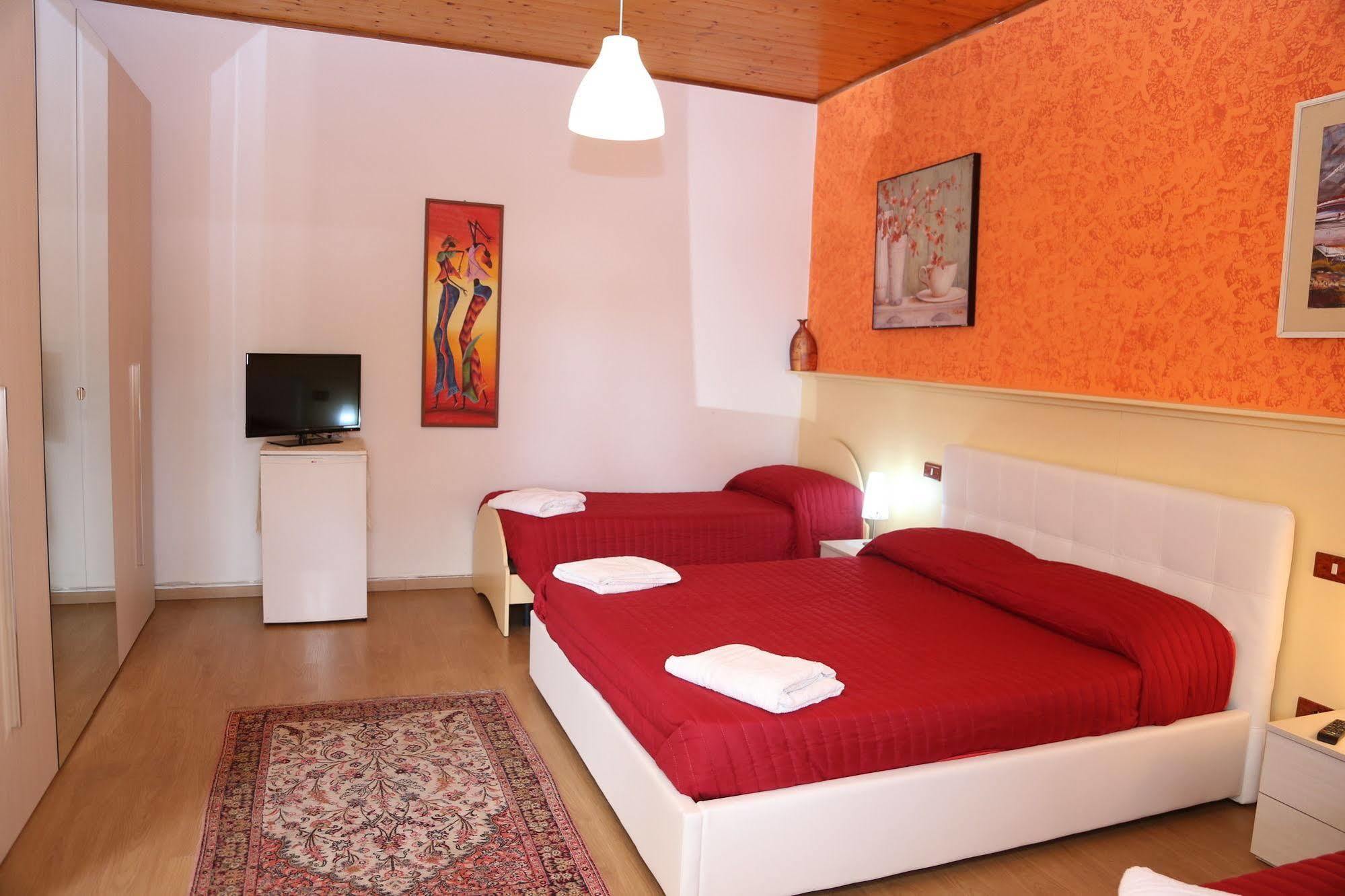 Hotel All'Antico Pozzo Барчеллона-Поццо-ди-Готто Экстерьер фото