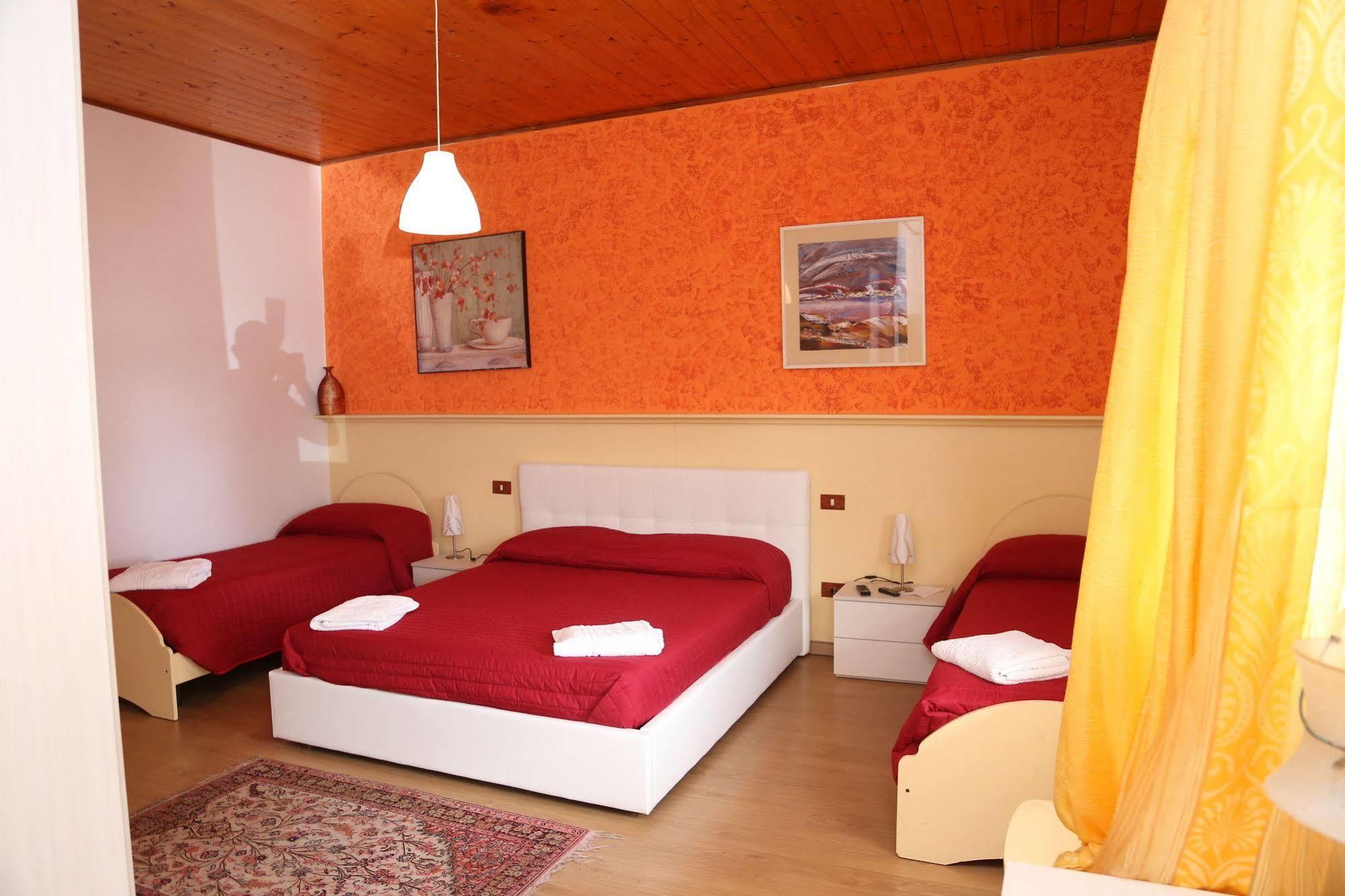 Hotel All'Antico Pozzo Барчеллона-Поццо-ди-Готто Экстерьер фото